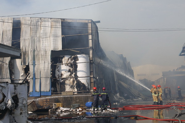 TP. HCM: 34 xe cứu hỏa, 212 chiến sĩ ứng cứu kho giấy cháy ảnh 1