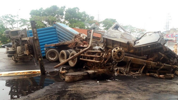 Hai xe container va chạm, bốc cháy dữ dội, hai người thiệt mạng ảnh 1