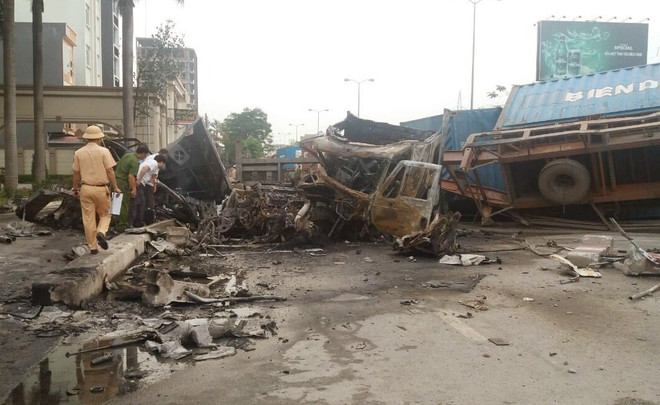 Hiện trường vụ hai xe container đâm nhau kinh hoàng ở Hải Phòng ảnh 1