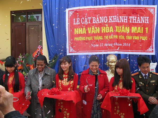 Các đại biểu cắt băng khánh thành nhà văn hóa. (Ảnh: Nguyễn Trọng Lịch/Vietnam+) Lãnh sự Nam Phi tặng nhà văn hóa cho tỉnh Vĩnh Phúc ảnh 1