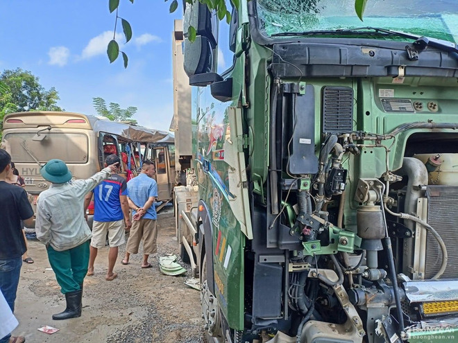 Nghệ An: Xe chở công nhân va chạm xe tải, 24 người nhập viện ảnh 1