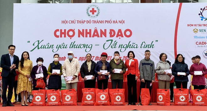 Tặng quà cho các gia đình khó khăn. (Nguồn: tuoitrethudo) Chương trình “Chợ Tết nhân đạo-Tết ấm yêu thương” tại Hà Nội ảnh 1