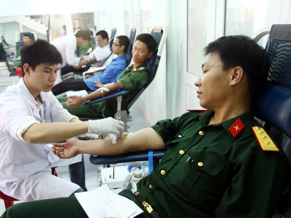 Tôn vinh 100 người hiến máu tiêu biểu Việt Nam năm 2015 ảnh 1