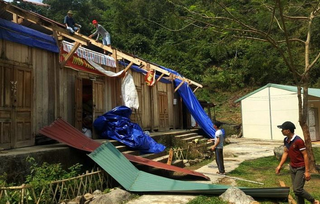 Giông lốc làm 185 ngôi nhà ở Lào Cai bị tốc mái và sập đổ hoàn toàn ảnh 1