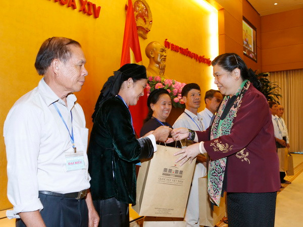 Phó Chủ tịch Thường trực Quốc hội Tòng Thị Phóng tặng quà đại biểu người có uy tín tỉnh Lạng Sơn. (Ảnh: Doãn Tấn/TTXVN) Gặp mặt Đoàn đại biểu người có uy tín, tiêu biểu tỉnh Lạng Sơn ảnh 1