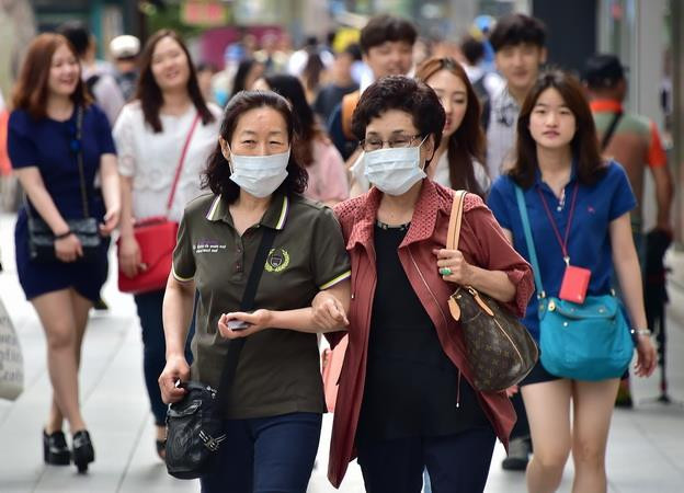 Người dân Hàn Quốc. (Ảnh: AFP/TTXVN) Già hóa dân số ảnh hưởng đến tăng trưởng kinh tế Hàn Quốc ảnh 1