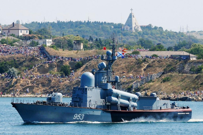 Tàu chiến Naberezhnye Chelny của Nga tại quân cảng Sevastopol nhân ngày Hải quân Nga mới đây. Ukraine cáo buộc tàu chở dầu của Nga mới bị bắt giữ có nhiệm vụ tiếp liệu cho các tàu ở Sevastopol (Nguồn: AFP) Ukraine khám xét một tàu chở dầu của Nga bên bờ Biển Đen ảnh 1