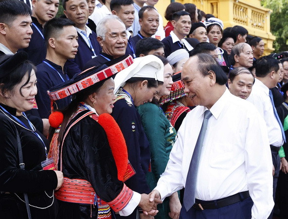 Chủ tịch nước gặp mặt đại biểu đồng bào dân tộc thiểu số tỉnh Cao Bằng ảnh 1