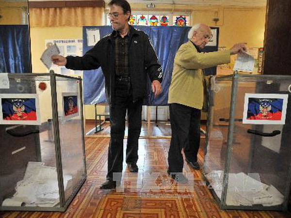 Người dân tham gia cuộc trưng cầu dân ý tại thành phố Donetsk. (Nguồn: AFP/TTXVN) Cộng hòa tự xưng Donetsk sẽ lập biên giới nhà nước riêng ảnh 1