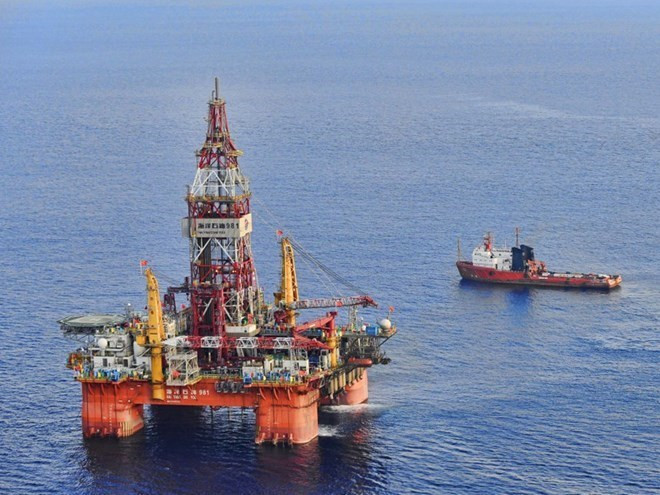 Giàn khoan Hải Dương-981 trái phép của Trung Quốc. (Nguồn: Xinhua) Chuyên gia Nga: Hành động của Trung Quốc hết sức nguy hiểm ảnh 1