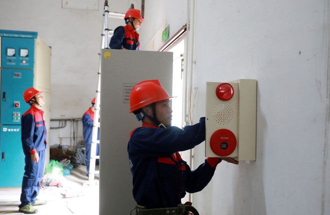 Lực lượng chức năng thực hiện bảo dưỡng, sữa chữa hệ thống Phòng cháy chữa cháy trong Nhà máy Gang thép Lào Cai. (Ảnh: Quốc Khánh/TTXVN) ttxvn_1604_gang thep lao cai (2).jpg