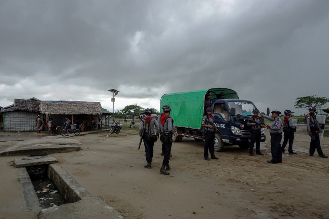 Cảnh sát được triển khai tại Sittwe, bang Rakhine, Myanmar. (Ảnh: AFP/TTXVN) Myanmar siết chặt an ninh tại 10 điểm nhạy cảm ở bang Rakhine ảnh 1
