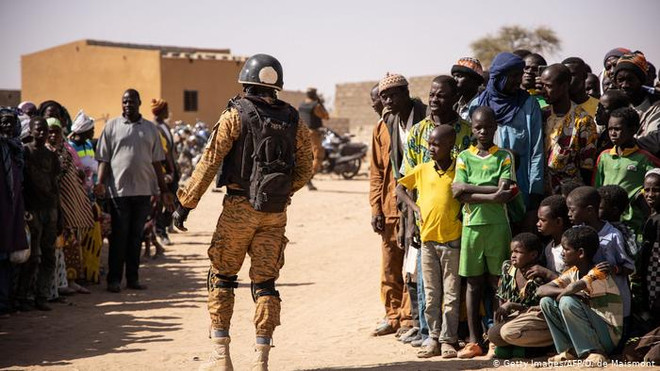 Tấn công bạo lực thường xuyên xảy ra ở Burkina Faso. (Nguồn DW) Hàng chục người chết trong vụ tấn công vào nhà thờ ở Burkina Faso ảnh 1