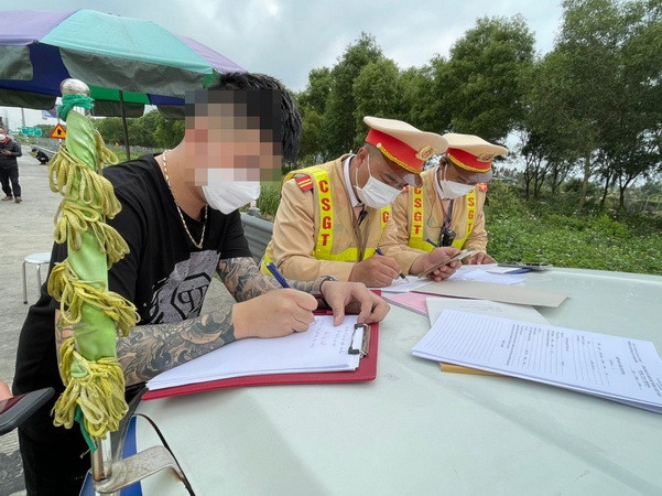 Sinh nhật dùng ma túy, lái xe bị xử lý trên cao tốc Hà Nội-Hải Phòng ảnh 1