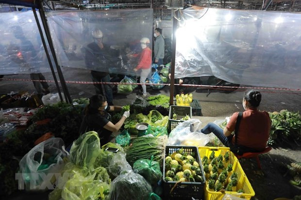 Giá xăng tăng kéo giá các mặt hàng thực phẩm và rau xanh tăng theo ảnh 1