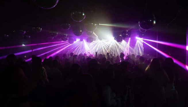 Sàn nhảy độc đáo biến thân nhiệt của vũ công thành năng lượng hữu ích ảnh 1