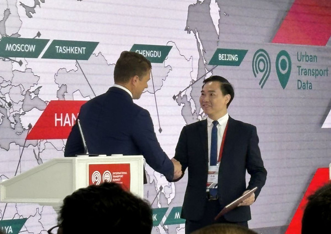 Phó Giám đốc Sở giao thông vận tải Hà Nội Trần Hữu Bảo ký tuyên bố chung về tham gia dự án UrbanTransportData với Giám đốc Sở giao thông và phát triển hạ tầng đường bộ Moskva Maksim Liksutov. (Ảnh: Tâm Hằng/TTXVN) ttxvn_2308_giao thong nga (1a).jpg