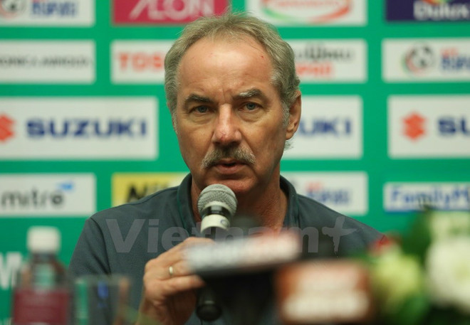 Huấn luyện viên Riedl càu nhàu vì nhiều flycam xuất hiện trên sân tập ảnh 1