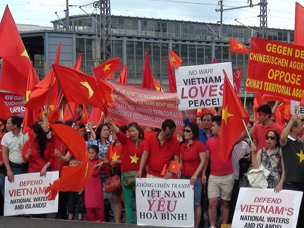 7.000 người Việt ở Đức tuần hành rầm rộ phản đối Trung Quốc ảnh 3