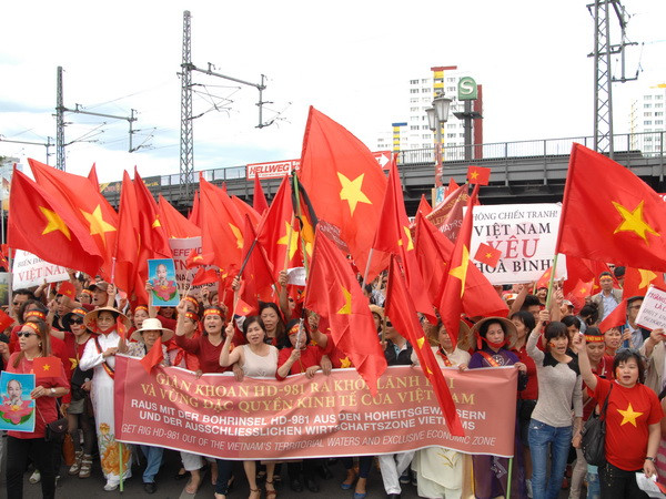 7.000 người Việt ở Đức tuần hành rầm rộ phản đối Trung Quốc ảnh 4