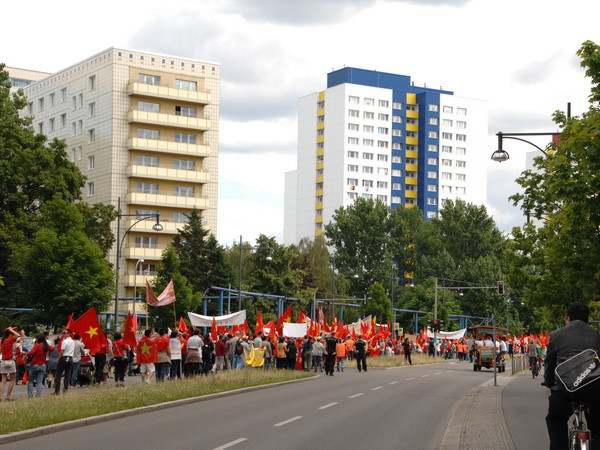 7.000 người Việt ở Đức tuần hành rầm rộ phản đối Trung Quốc ảnh 5