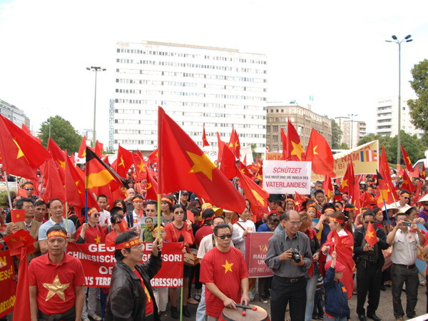 7.000 người Việt ở Đức tuần hành rầm rộ phản đối Trung Quốc ảnh 1