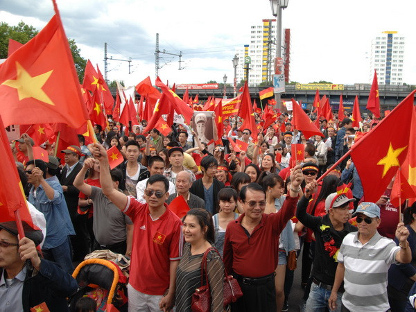 7.000 người Việt ở Đức tuần hành rầm rộ phản đối Trung Quốc ảnh 2