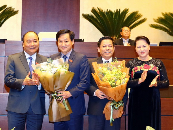 Thủ tướng Nguyễn Xuân Phúc và Chủ tịch Quốc hội Nguyễn Thị Kim Ngân tặng hoa chúc mừng Bộ trưởng Bộ Giao thông Vận tải Nguyễn Văn Thể và Tổng Thanh tra Chính phủ Lê Minh Khái. (Ảnh: Thống Nhất/TTXVN) Phê chuẩn bổ nhiệm Bộ trưởng GTVT và Tổng Thanh tra Chính phủ ảnh 1