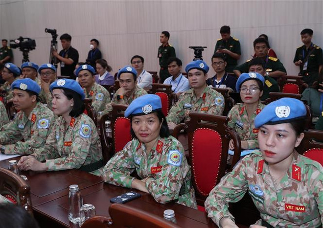 Các sỹ quan Việt Nam dự Hội nghị rút kinh nghiệm công tác tham gia hoạt động gìn giữ hòa bình Liên hợp quốc. (Ảnh: Trọng Đức/TTXVN) Khắc phục khó khăn, nỗ lực đóng góp hiệu quả vì nền hòa bình ảnh 1
