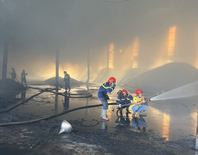 Hỏa hoạn thiêu rụi xưởng sản xuất viên nén gỗ rộng gần 3.000m2 ảnh 1