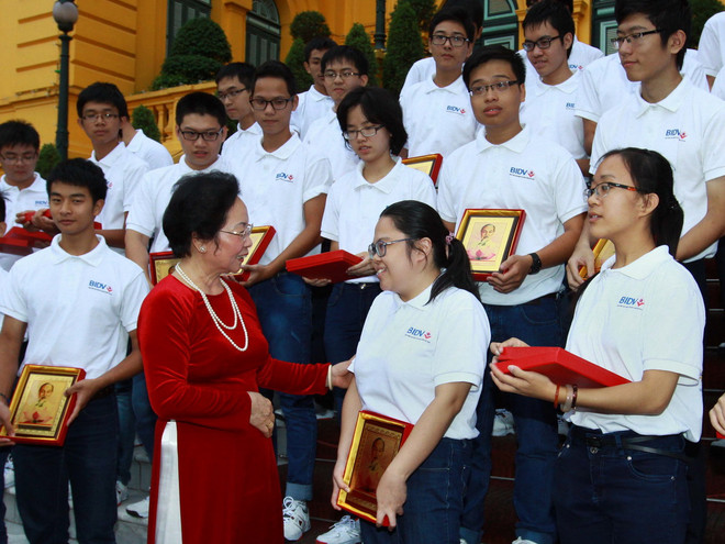 Phó Chủ tịch nước tiếp đoàn học sinh đoạt giải Olympic quốc tế ảnh 1