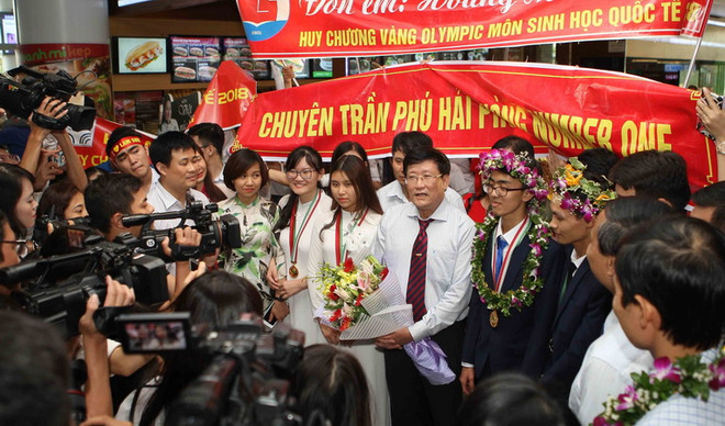 Đoàn dự thi Olympic Sinh học quốc tế 2018 cùng chia sẻ niềm vui với báo chí. (Ảnh: Thanh Tùng/TTXVN) Gặp gỡ nữ sinh Việt có điểm thi cao nhất Olympic Sinh học quốc tế 2018 ảnh 2