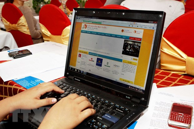 Ảnh minh họa. (Nguồn: TTXVN) Người tiêu dùng lựa chọn mua hàng trực tuyến, thanh toán online ảnh 2