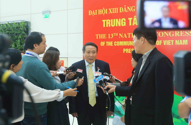 Ông Hà Sỹ Đồng, Phó Chủ tịch Thường trực Ủy ban Nhân dân tỉnh Quảng Trị trả lời phỏng vấn của phóng viên các cơ quan thông tấn, báo chí. (Ảnh: TTXVN) Quảng Trị phản hồi về thông tin rầm rộ mua bán đất ở khu làm sân bay ảnh 1