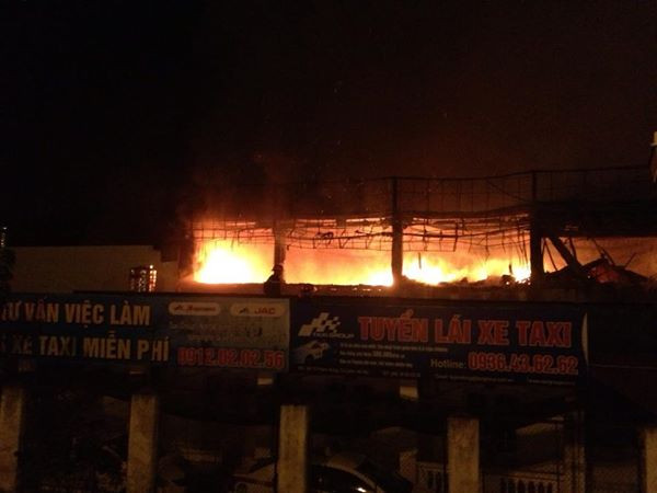 [Video] Lửa bốc cao ngùn ngụt trong vụ cháy Bar Luxury ảnh 1