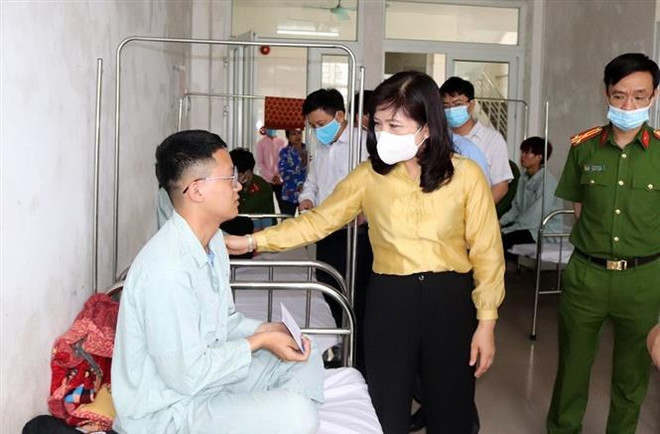 Va chạm với môtô, xe ôtô chở công nhân lao xuống ruộng ảnh 2