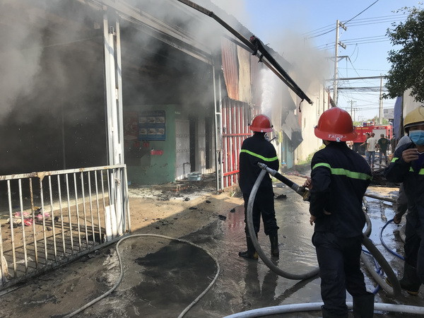 Khẩn trương điều tra nguyên nhân vụ cháy ở thị xã Thuận An ảnh 1