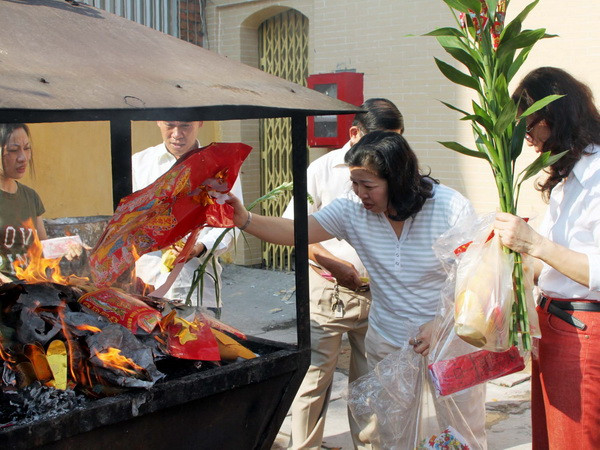 Đốt vàng mã ở các di tích và lễ hội vẫn là vấn đề "nóng" ảnh 1