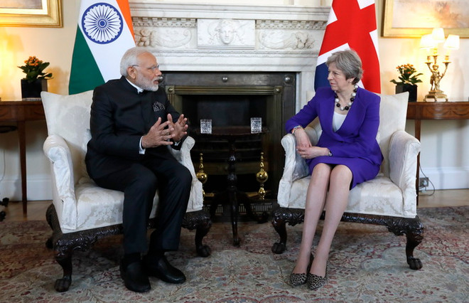 Thủ tướng Ấn Độ Narendra Modi và Thủ tướng Anh Theresa May. (Ảnh: AFP/TTXVN) Ấn Độ và Anh tìm xung lực mới cho quan hệ song phương hậu Brexit ảnh 1