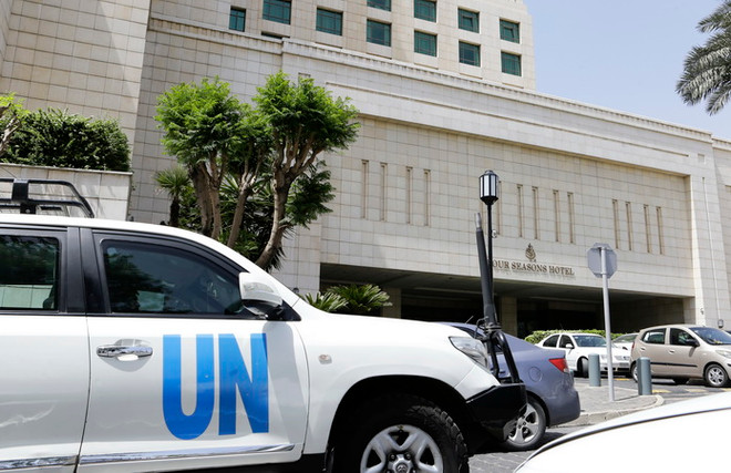 Đoàn xe của Liên hợp quốc rời khách sạn nơi các thanh sát viên OPCW lưu trú tại Damascus, Syria ngày 18/4. (Ảnh: AFP/TTXVN) LHQ xúc tiến công tác đảm bảo an ninh cho phái đoàn OPCW ở Syria ảnh 1