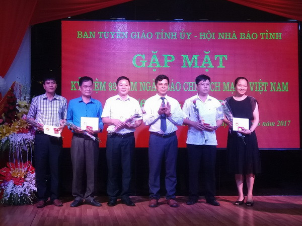 Hội viên nhà báo tỉnh Hòa Bình nhận Kỷ niệm chương Vì sự nghiệp Báo chí Việt Nam của Trung ương Hội Nhà báo Việt Nam. (Ảnh: NhanSinh/TTXVN) Nhiều hoạt động kỷ niệm nhân Ngày Báo chí cách mạng Việt Nam ảnh 1