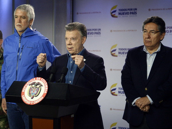 Tổng thống Colombia Juan Manuel Santos - giữa. (Ảnh: EPA/TTXVN) Hai công dân Hà Lan bị bắt cóc tại vùng biên giới của Colombia ảnh 1