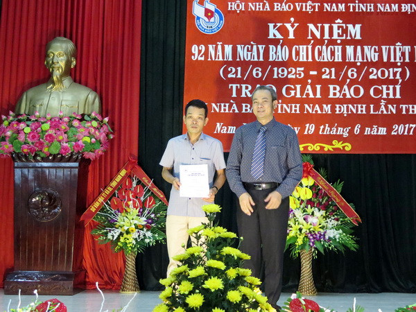 Trao giải B cho phóng viên Vũ Hà, Đài phát thanh và Truyền hình Nam Định với tác phẩm “Gần lắm Trường Sa.” (Ảnh: Văn Đạt/TTXVN) Nhiều hoạt động kỷ niệm nhân Ngày Báo chí cách mạng Việt Nam ảnh 2