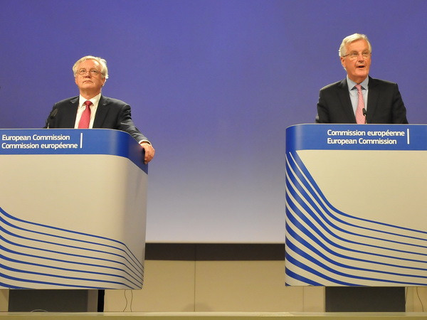 Hai nhà đàm phán của phía EU Michel Barnier và phía Anh David Davis. (Ảnh: Kim Chung/TTXVN) Vấn đề Brexit: Báo chí đánh giá Anh có những nhượng bộ đầu tiên ảnh 1