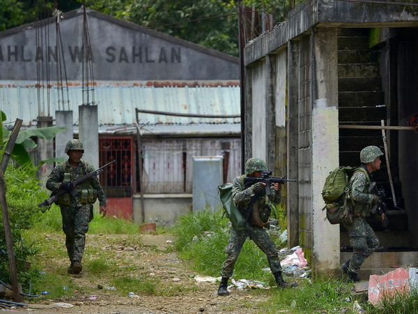 Philippines mở cuộc tấn công mới vào phiến quân Hồi giáo ở Marawi ảnh 1