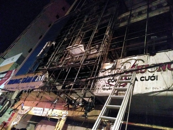 Hỏa hoạn thiêu rụi phần trên của hai căn nhà liền kề ở Thanh Hóa ảnh 1