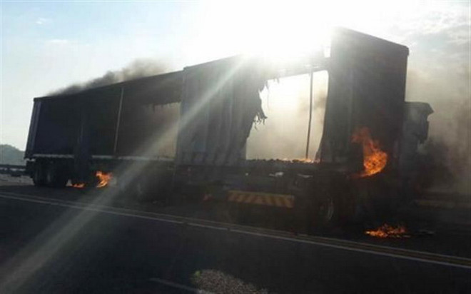 Nam Phi: Xe buýt húc xe tải bốc cháy khiến 7 người thiệt mạng ảnh 1