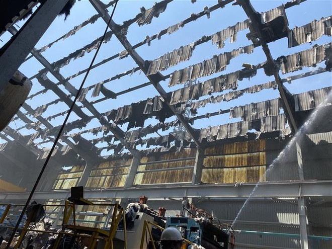 Bình Dương: Khống chế kịp thời đám cháy tại công ty Tôn Hoa Sen ảnh 1