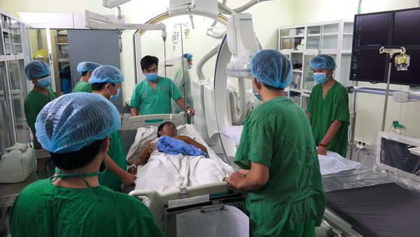 Đưa bệnh nhân nhồi máu cơ tim từ Trường Sa về đất liền phẫu thuật ảnh 1