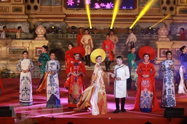 Trình diễn áo dài tại Festival Huế 2018. (Ảnh: Hoàng Hùng/TTXVN) Áo dài - Di sản văn hóa Việt, niềm tự hào của người Việt Nam ảnh 1